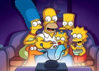 A imagem mostra a família Simpson reunida no sofá da sala, assistindo televisão. Homer está ao centro, comendo pipoca, enquanto segura Maggie no colo. Marge, com seus característicos cabelos azuis altos, está sentada ao lado esquerdo dele, abraçando-o. À direita, Lisa aparece animada segurando uma tigela de cereal ou pipoca, e Bart observa curioso por trás de Homer. O cachorro da família, Ajudante de Papai Noel, também está presente, olhando para a tela. Todos estão iluminados pela luz azulada da TV em frente a eles.