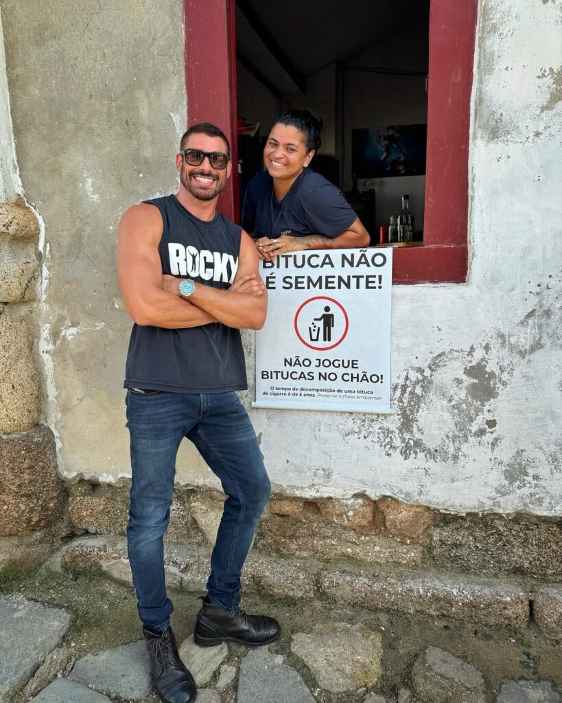 Figurino retrô criado por Marie Salles para Cauã Reymond mistura referências musicais e moda vintage.
