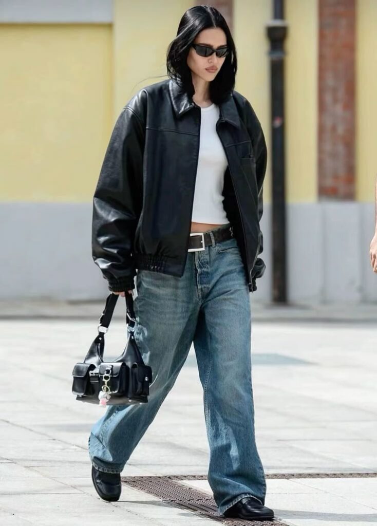 O jeans cigarette é o clássico que atravessa décadas sem perder personalidade, especialmente quando combinado às botas de cano curto.