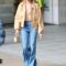 Margot Robbie resgata a calça flare dos anos 70