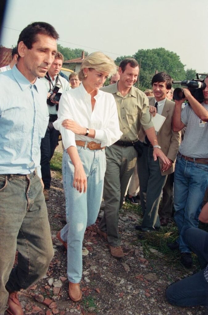 Lady Di usando Armani enquanto visitava Angola.