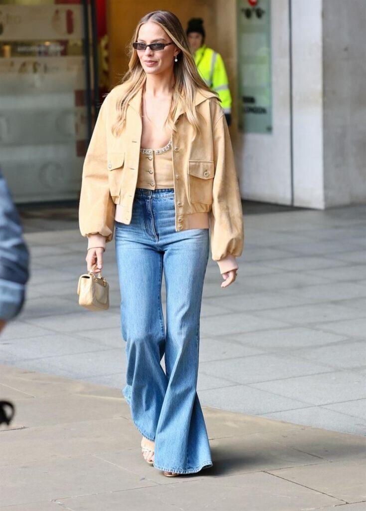 Margot Robbie resgata a calça flare dos anos 70
