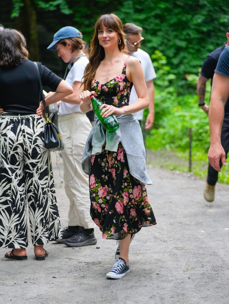 Dakota Johnson em "Amores Materialistas"