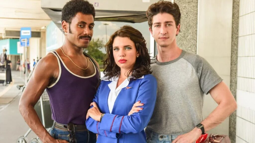 Ícaro Silva, Bruna Linzmeyer e Johnny Massaro, estrelas de "Máscaras de Oxigênio Não Cairão Automaticamente". (Foto: Chiacos) 