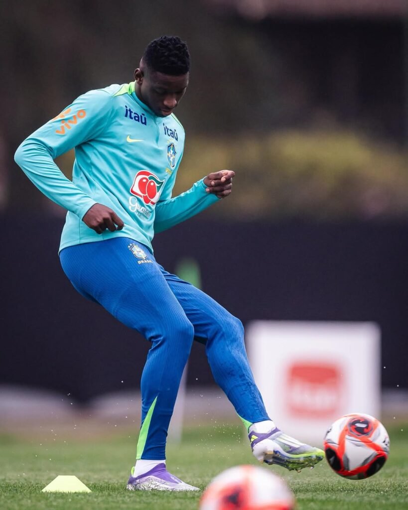 Luiz Henrique cumprindo treinos em Comary