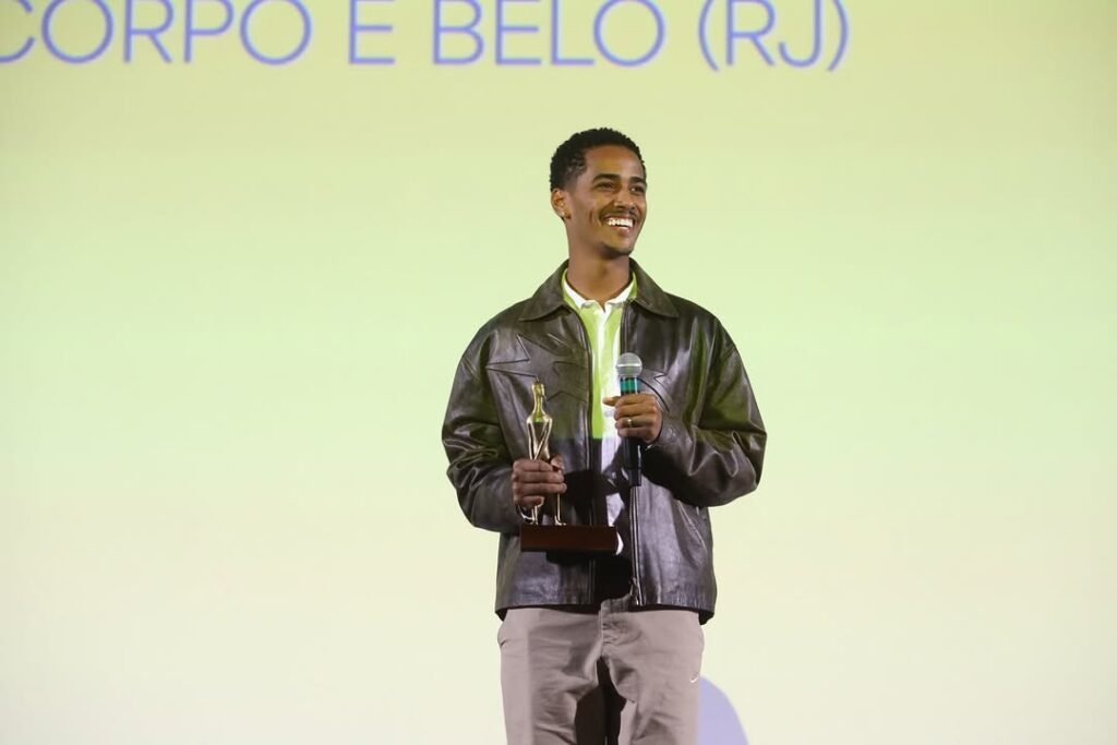 João Pedro Oliveira  com o prêmio de Melhor Ator na 57ª edição do Festival de Brasília pelo curta "E Seu Corpo É Belo". (Foto: reprodução/Instagram/@ojoaopedro)