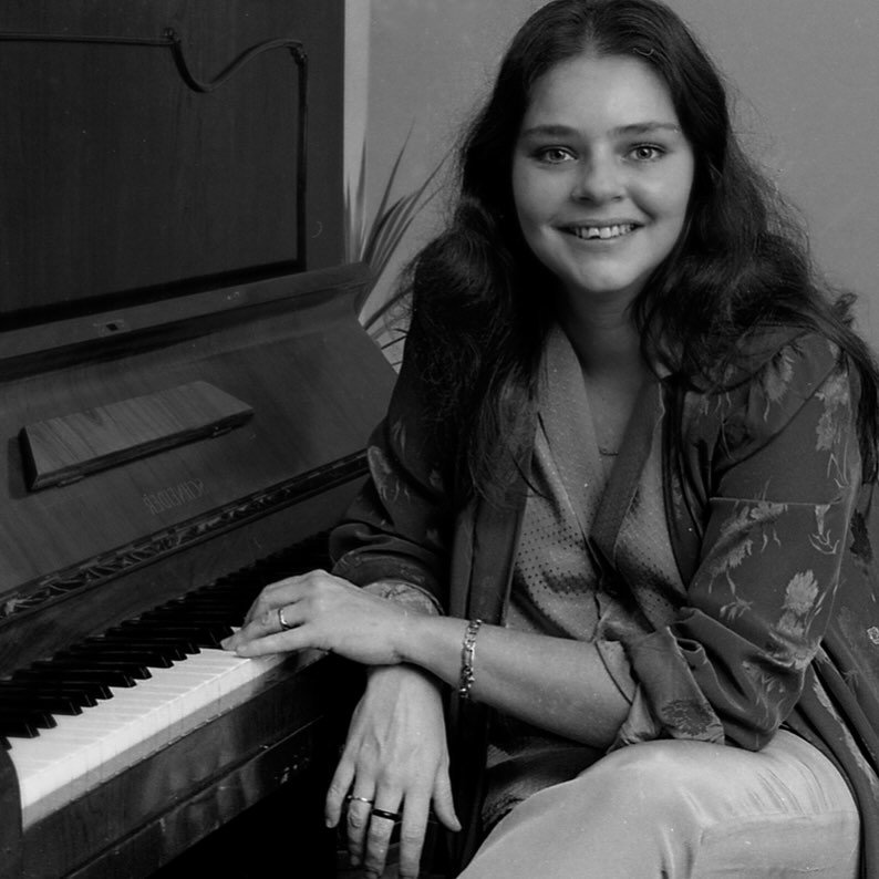 A cantora e o seu piano. (Foto: reprodução/Instagram/@angela_ro_ro_oficial)
