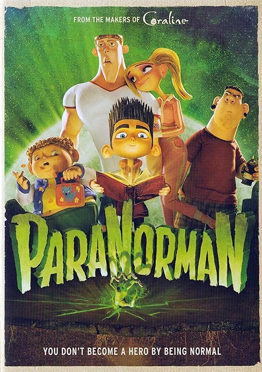 Pôster do filme “ParaNorman” mostra o protagonista segurando um livro antigo que emite uma luz verde brilhante, cercado por seus amigos e familiares, todos com expressões de surpresa e curiosidade. O visual destaca o clima de aventura e mistério sobrenatural da animação.