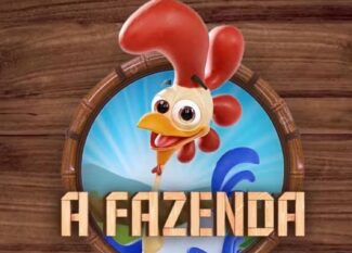 A imagem é dividida em duas partes. À esquerda, aparece o logotipo da emissora Band, com fundo azul e o nome em letras brancas acompanhado do símbolo característico em forma de olho oval. À direita, há o logotipo do programa A Fazenda, que mostra um galo animado com crista vermelha, bico amarelo e expressão alegre, dentro de um círculo com moldura de madeira. Ao fundo, vê-se um céu azul e um campo verde, remetendo ao ambiente rural. Abaixo do personagem, está o título “A Fazenda” em letras grandes com aparência de madeira
