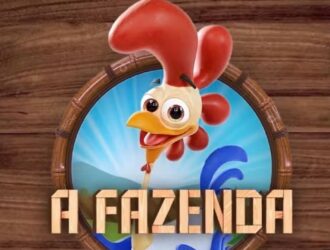 A imagem é dividida em duas partes. À esquerda, aparece o logotipo da emissora Band, com fundo azul e o nome em letras brancas acompanhado do símbolo característico em forma de olho oval. À direita, há o logotipo do programa A Fazenda, que mostra um galo animado com crista vermelha, bico amarelo e expressão alegre, dentro de um círculo com moldura de madeira. Ao fundo, vê-se um céu azul e um campo verde, remetendo ao ambiente rural. Abaixo do personagem, está o título “A Fazenda” em letras grandes com aparência de madeira
