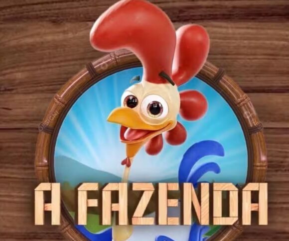 A imagem é dividida em duas partes. À esquerda, aparece o logotipo da emissora Band, com fundo azul e o nome em letras brancas acompanhado do símbolo característico em forma de olho oval. À direita, há o logotipo do programa A Fazenda, que mostra um galo animado com crista vermelha, bico amarelo e expressão alegre, dentro de um círculo com moldura de madeira. Ao fundo, vê-se um céu azul e um campo verde, remetendo ao ambiente rural. Abaixo do personagem, está o título “A Fazenda” em letras grandes com aparência de madeira