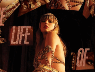 A imagem mostra uma mulher em destaque, com pose glamourosa e sensual, vestindo um figurino dourado cheio de pedrarias brilhantes e franjas de plumas brancas, típico de showgirls. Ela usa uma tiara adornada na cabeça e maquiagem marcante, com batom vermelho. O fundo é escuro, o que faz os detalhes dourados do traje se sobressaírem. Sobre a foto, aparecem palavras em letras grandes e cintilantes que formam a frase em inglês “THE LIFE OF A SHOWGIRL” (em português: “A Vida de uma Showgirl”). A composição da imagem mistura recortes e sobreposições de closes do figurino e do rosto da mulher, reforçando a estética luxuosa e teatral