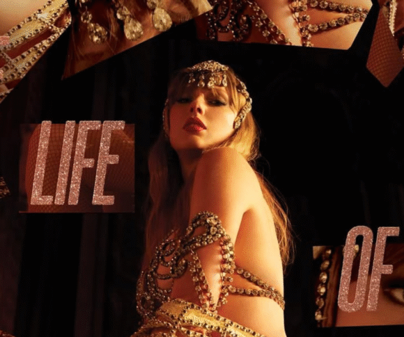A imagem mostra uma mulher em destaque, com pose glamourosa e sensual, vestindo um figurino dourado cheio de pedrarias brilhantes e franjas de plumas brancas, típico de showgirls. Ela usa uma tiara adornada na cabeça e maquiagem marcante, com batom vermelho. O fundo é escuro, o que faz os detalhes dourados do traje se sobressaírem. Sobre a foto, aparecem palavras em letras grandes e cintilantes que formam a frase em inglês “THE LIFE OF A SHOWGIRL” (em português: “A Vida de uma Showgirl”). A composição da imagem mistura recortes e sobreposições de closes do figurino e do rosto da mulher, reforçando a estética luxuosa e teatral