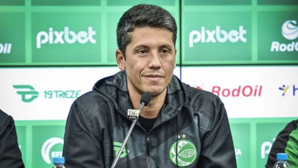 Thiago Carpini assumiu a missão de melhorar a situação do Juventude no Brasileirão. (Foto: reprodução/Pinterest)