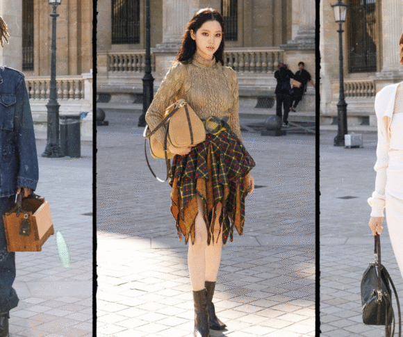 A imagem mostra três personalidades em looks de street style durante um evento de moda. À esquerda, um homem usa conjunto oversized de jeans escuro, sem camisa por baixo, carregando uma maleta de madeira. No centro, uma mulher veste blusa dourada de tricô com saia assimétrica de estampa xadrez, combinada com bota preta e bolsa estruturada. À direita, outra mulher aparece com um vestido longo off-white ajustado, de mangas bufantes, completando o visual com óculos escuros e bolsa preta