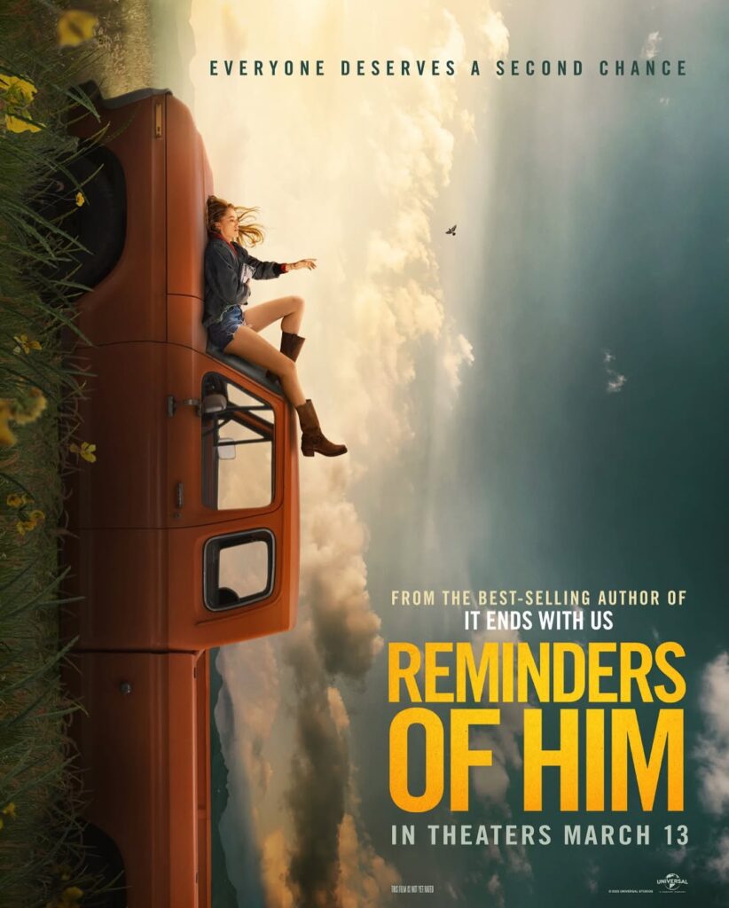 A imagem é um pôster de divulgação do filme Uma Segunda Chance (Reminders of Him). Ela mostra uma mulher sentada no topo de uma caminhonete laranja, olhando para o horizonte sob um céu iluminado e cheio de nuvens, transmitindo uma sensação de liberdade e recomeço. No topo, lê-se a frase “Everyone deserves a second chance” (“Todos merecem uma segunda chance”), e na parte inferior estão o título do filme, a data de estreia (13 de março) e o nome da autora Colleen Hoover.