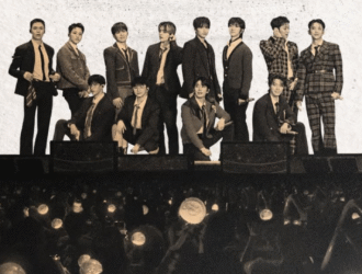 A imagem mostra os treze integrantes do grupo de k-pop SEVENTEEN posando juntos no palco, vestidos com ternos em tons escuros e elegantes. A parte inferior do cartaz exibe uma plateia iluminada por lightsticks, simbolizando o público e o fandom do grupo. O visual tem um tom sépia, que transmite uma atmosfera nostálgica e comemorativa — em sintonia com a proposta da nova série documental sobre seus dez anos de carreira