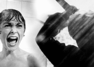 A imagem é uma cena icônica do filme “Psicose” (1960), dirigida por Alfred Hitchcock. Em preto e branco, mostra à esquerda uma mulher gritando em pânico dentro de um chuveiro, enquanto à direita aparece a silhueta de uma figura levantando uma faca, prestes a atacar. Essa sequência é uma das mais famosas da história do cinema de terror