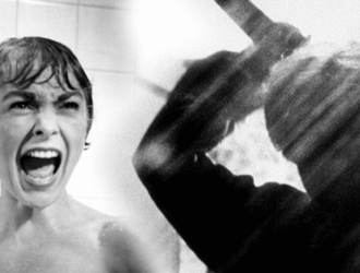 A imagem é uma cena icônica do filme “Psicose” (1960), dirigida por Alfred Hitchcock. Em preto e branco, mostra à esquerda uma mulher gritando em pânico dentro de um chuveiro, enquanto à direita aparece a silhueta de uma figura levantando uma faca, prestes a atacar. Essa sequência é uma das mais famosas da história do cinema de terror