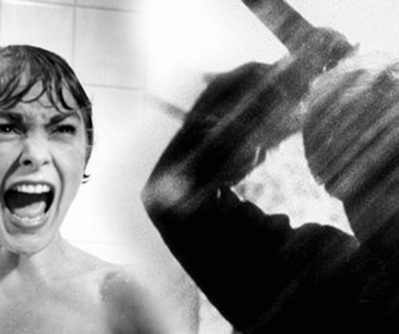 A imagem é uma cena icônica do filme “Psicose” (1960), dirigida por Alfred Hitchcock. Em preto e branco, mostra à esquerda uma mulher gritando em pânico dentro de um chuveiro, enquanto à direita aparece a silhueta de uma figura levantando uma faca, prestes a atacar. Essa sequência é uma das mais famosas da história do cinema de terror.