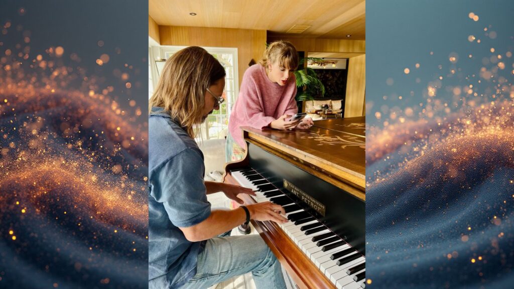 Taylor Swift encostada em um piano de madeira, usando suéter rosa e olhando para o celular, enquanto um homem de cabelo comprido e óculos toca as teclas. O ambiente é iluminado, com parede de madeira clara, plantas e móveis ao fundo.