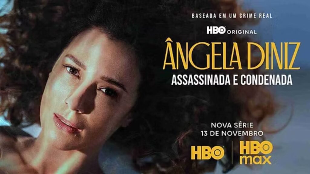 Cartaz da série Ângela Diniz: Assassinada e Condenada, produção original da HBO. A imagem mostra a atriz Marjorie Estiano deitada, com o rosto voltado para a câmera e o cabelo espalhado. No canto direito, aparecem os dizeres: “Baseada em um crime real”, “Nova série – 13 de novembro”, e os logotipos da HBO e HBO Max. O fundo tem tons escuros e azulados, transmitindo um clima de mistério e intensidade.