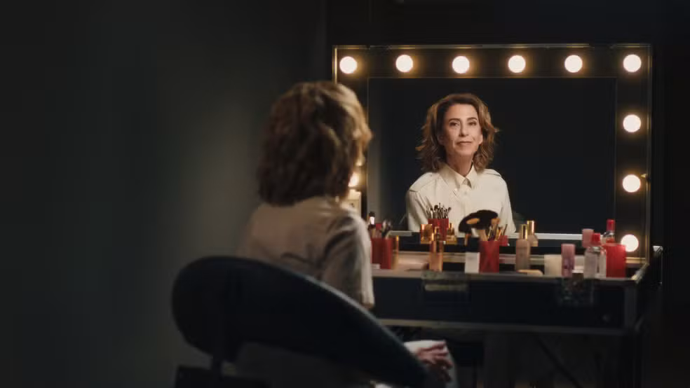 Fernanda Torres aparece em vídeo para divulgar seu novo filme “Os Corretores”
