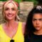 Na imagem, aparecem as personagens Georgia Miller, interpretada por Brianne Howey, e Ginny Miller, vivida por Antonia Gentry, da série "Ginny & Georgia". Georgia está sorridente, vestindo uma blusa amarela e uma faixa vermelha no cabelo, com o braço sobre o ombro da filha. Ao lado, Ginny exibe uma expressão séria e pensativa, usando uma blusa escura e um penteado com scrunchie. A cena simboliza o contraste entre a personalidade expansiva da mãe e a introspecção da filha, um dos eixos centrais da trama
