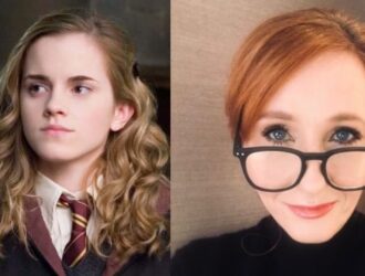 Na foto, aparecem Emma Watson e J.K. Rowling lado a lado. Emma Watson está interpretando Hermione. Veste um suéter preto por cima de uma camisa branca com gravata. J.K. Rowling usa um traje preto que contrasta com o fundo