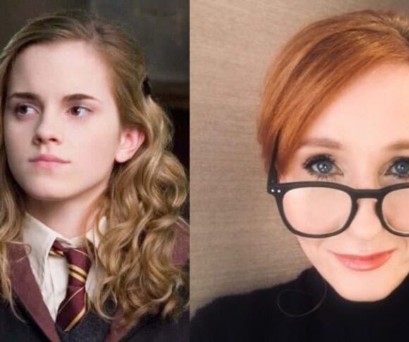 Na foto, aparecem Emma Watson e J.K. Rowling lado a lado. Emma Watson está interpretando Hermione. Veste um suéter preto por cima de uma camisa branca com gravata. J.K. Rowling usa um traje preto que contrasta com o fundo