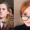Na foto, aparecem Emma Watson e J.K. Rowling lado a lado. Emma Watson está interpretando Hermione. Veste um suéter preto por cima de uma camisa branca com gravata. J.K. Rowling usa um traje preto que contrasta com o fundo