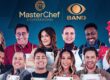 Uma imagem promocional de fundo azul escuro com o logo de MasterChef Celebridades em dourado e, ao lado direito superior, o logo da BAND. Abaixo, doze celebridades brasileiras, a maioria usando aventais brancos, estão dispostas em duas fileiras, sorrindo para a câmera