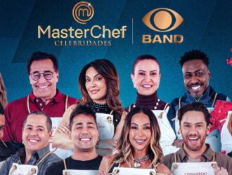 Uma imagem promocional de fundo azul escuro com o logo de MasterChef Celebridades em dourado e, ao lado direito superior, o logo da BAND. Abaixo, doze celebridades brasileiras, a maioria usando aventais brancos, estão dispostas em duas fileiras, sorrindo para a câmera