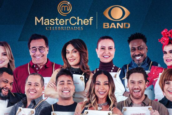 Uma imagem promocional de fundo azul escuro com o logo de MasterChef Celebridades em dourado e, ao lado direito superior, o logo da BAND. Abaixo, doze celebridades brasileiras, a maioria usando aventais brancos, estão dispostas em duas fileiras, sorrindo para a câmera
