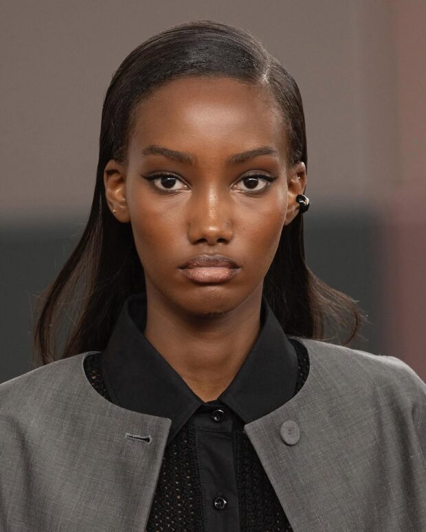 Modelo no desfile da Fendi usando risca lateral com acabamento polido.