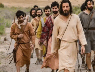 A imagem mostra Jesus e os apóstolos caminhando, todos com cabelos e barbas escuras, usam roupas de época e carregam bolsas
