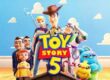 Cena colorida com os personagens principais da animação "Toy Story 5". No centro, aparecem Woody, com seu chapéu de caubói, e Buzz Lightyear, em seu uniforme espacial. Ao lado deles estão Bo Peep, segurando seu cajado, e outros brinquedos conhecidos da franquia, como Garfinho, Ducky e Bunny. Atrás, há alguns bonecos ventríloquos e a boneca Gabby Gabby. O fundo mostra uma parede azul com nuvens brancas, típica do quarto de Andy nos filmes anteriores, e o logotipo vibrante de "Toy Story 5" em destaque na parte frontal da imagem