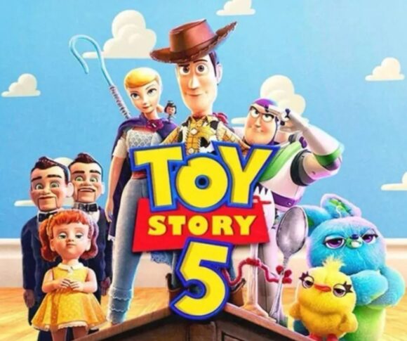 Cena colorida com os personagens principais da animação "Toy Story 5". No centro, aparecem Woody, com seu chapéu de caubói, e Buzz Lightyear, em seu uniforme espacial. Ao lado deles estão Bo Peep, segurando seu cajado, e outros brinquedos conhecidos da franquia, como Garfinho, Ducky e Bunny. Atrás, há alguns bonecos ventríloquos e a boneca Gabby Gabby. O fundo mostra uma parede azul com nuvens brancas, típica do quarto de Andy nos filmes anteriores, e o logotipo vibrante de "Toy Story 5" em destaque na parte frontal da imagem
