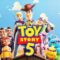 Cena colorida com os personagens principais da animação "Toy Story 5". No centro, aparecem Woody, com seu chapéu de caubói, e Buzz Lightyear, em seu uniforme espacial. Ao lado deles estão Bo Peep, segurando seu cajado, e outros brinquedos conhecidos da franquia, como Garfinho, Ducky e Bunny. Atrás, há alguns bonecos ventríloquos e a boneca Gabby Gabby. O fundo mostra uma parede azul com nuvens brancas, típica do quarto de Andy nos filmes anteriores, e o logotipo vibrante de "Toy Story 5" em destaque na parte frontal da imagem