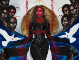 Pintura surrealista retrata uma figura feminina negra de corpo inteiro no centro da composição, com o corpo pintado de preto e o rosto em vermelho, usando uma coroa dourada sob uma estrela amarela de seis pontas. Ela está cercada por figuras masculinas negras com chifres vermelhos e expressões intensas, que observam a cena dos dois lados. A mulher está posicionada sobre formas brancas e azuis que lembram asas ou mantos, enquanto duas pombas brancas aparecem nas laterais inferiores, sugerindo equilíbrio entre espiritualidade e poder terreno. O estilo pictórico mistura elementos simbólicos, religiosos e afro-surrealistas
