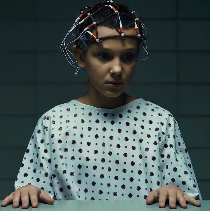 Millie Bobby Brown como Eleven na cena do laboratório, em Stranger Things.